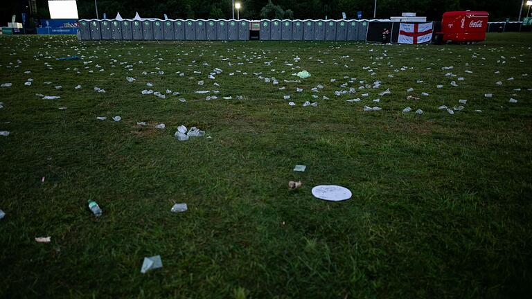 Müll durch die EM       -  Auch ein Problem: Viele Fans hinterlassen Müll auf dem Boden.