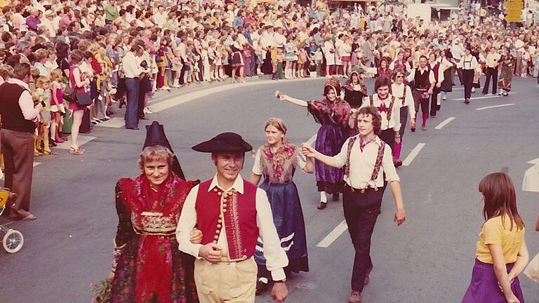 Ein großer Festzug schlängelte sich durch die Stadt. Dabei sah man vor allem viele Volkstanzgruppen aus dem Grabfeld und der Rhön.