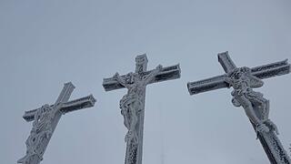 Das Wetter am Samstag war perfekt für eine Schneewanderung in der Rhön: Die Kreuzigungsgruppe am Kreuberg im Frostkleid.