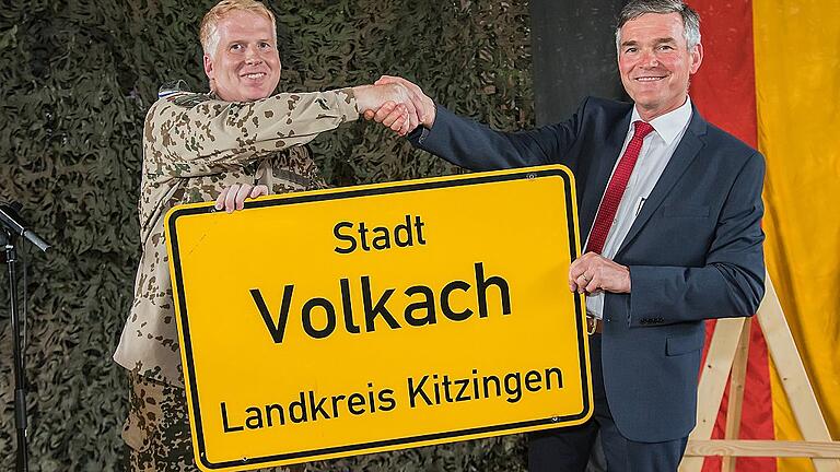 Es ist schon Tradition bei Auslandseinsätzen. Die Soldaten nehmen ein Ortsschild mit.  Frank Dannenberg nimmt das Volkacher Schild von Bürgermeister Peter Kornell entgegen.