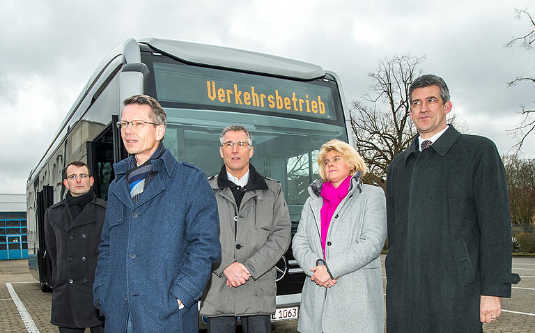 Angetreten zur Testfahrt: Sebastian Weismantel (von links), OB Sebastian Remelé, Harad Mendrock, Anna Barbara Keck und Thomas Kästner.