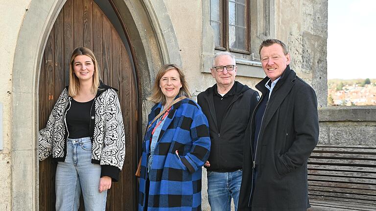 Eva Meintzinger aus Frickenhausen (links) zieht als neue Pächterin in die Weinbar am Schlössle ein. Über die Nachfolgerin von Anna Steinmann freuen sich Julia Moutschka und Joachim Beck vom&nbsp; Stadtmarketingverein und Bürgermeister Peter Juks.