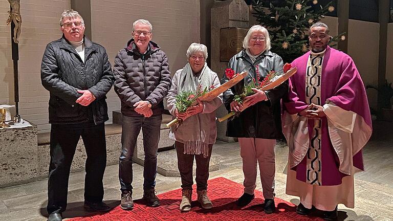 Abschied und Dankeschön in Erbshausen-Sulzwiesen (von links): Pfarrgemeinderatsvorsitzender Karlheinz Vollmuth, Kirchenpfleger Herbert Rügemer, Lisbeth Rügemer, Pastoralreferentin Gabriele Michelfeit und Kaplan Louis Odidi.