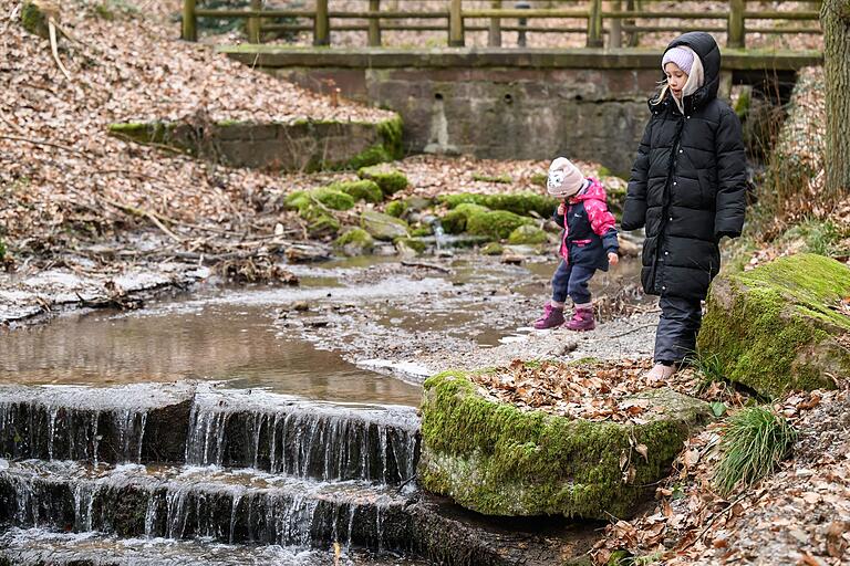 Wie weit kann ich gehen? Die Kinder lieben den Bach mit seinen vielen Kaskaden. Aber Vorsicht: Nasse Füße machen im Winter keinen Spaß. Wie weit kann ich gehen? Die Kinder lieben den Bach mit seinen vielen Kaskaden. Aber Vorsicht: Nasse Füße machen im Winter keinen Spaß.