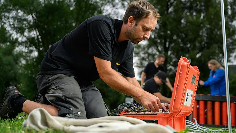 Acht Zündkoffer mit bis zu 70 Kanälen installiert der Pyrotechniker. Bis zu 20 Zündungen sind in einer Sekunde möglich. Acht Zündkoffer mit bis zu 70 Kanälen installiert der Pyrotechniker. Bis zu 20 Zündungen sind in einer Sekunde möglich.