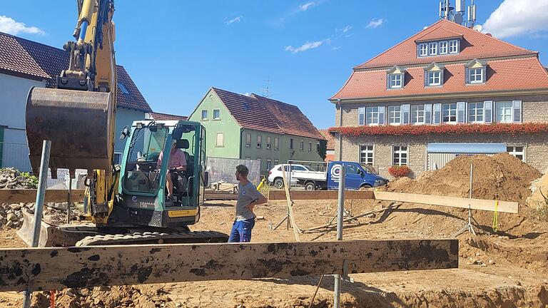 Endlich sind in diesem Jahr die Bauarbeiter an der Baustelle Rathausvorplatz angerückt. Laut Bürgermeister Horst Reuther soll das Projekt im Frühjahr 2025 abgechlossen werden.