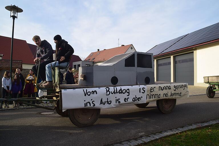 Auf Motivwagen hatte die Jugend lustige Begebenheiten nachgestellt. In dieses Auto zum Beispiel saß der Hund und hatte es irgendwie geschafft, das Fahrzeug zu verschließen. Auf Motivwagen hatte die Jugend lustige Begebenheiten nachgestellt. In dieses Auto zum Beispiel saß der Hund und hatte es irgendwie geschafft, das Fahrzeug zu verschließen.