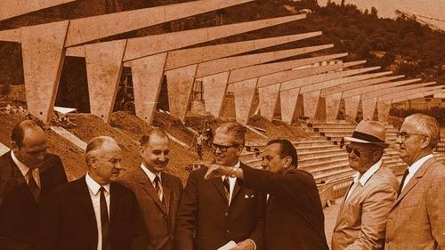 Stadion am Dallenberg       -  Das war im Juli 1967: Auf der Baustelle des Stadions am Dallenberg überzeugen sich der damalige Würzburger Oberbürgermeister Helmuth Zimmerer (Vierter von links), der Sportreferent und Bürgermeister Philipp Fasel (Dritter von rechts) und Stadtkämmerer Gerhard Pfeuffer (Dritter von links) über den Fortgang der Arbeiten.