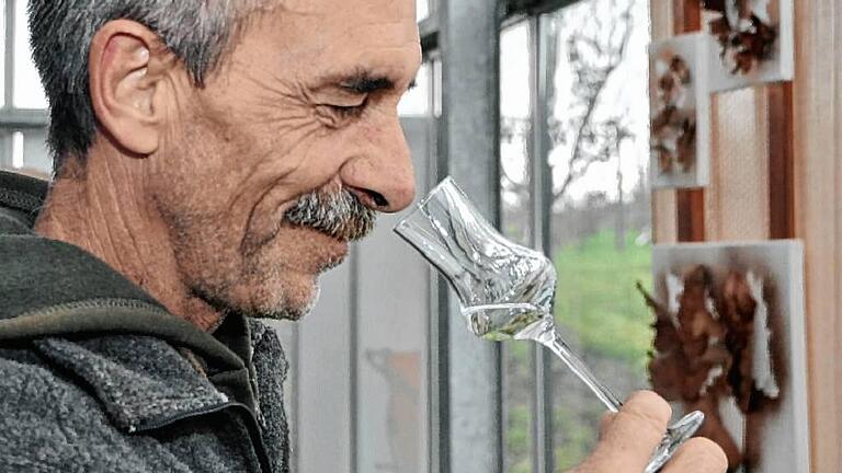 Die Nase tief ins Glas gesteckt, das gehörte dazu bei der Vorstellung von insgesamt 16 sortenreinen Destillaten in der LWG.