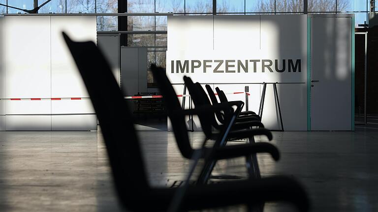 Bis 15. Dezember soll das Impfzentrum im Landkreis auf die Beine gestellt werden. Die entsprechende Ausschreibung, wer der Betreiber sein soll, läuft bis kommenden Montag. Bis 15. Dezember soll das Impfzentrum im Landkreis auf die Beine gestellt werden. Die entsprechende Ausschreibung, wer der Betreiber sein soll, läuft bis kommenden Montag.