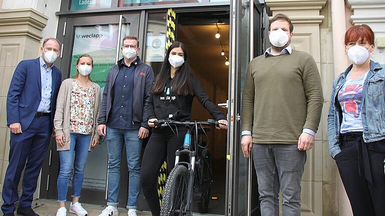 Sie hoffen auf eine rege Nutzung der Fahrradgarage am Marktplatz: OB Stefan Güntner, Corinna Weinkirn (Tourist-Info), Jacob Sieber (LKW), Berfin Köse (weclapp) sowie Frank Gimperlein und Katrin Weber vom Stadtmarketingverein.Fotos: Ralf Dieter Sie hoffen auf eine rege Nutzung der Fahrradgarage am Marktplatz: OB Stefan Güntner, Corinna Weinkirn (Tourist-Info), Jacob Sieber (LKW), Berfin Köse (weclapp) sowie Frank Gimperlein und Katrin Weber vom Stadtmarketingverein.Fotos: Ralf Dieter