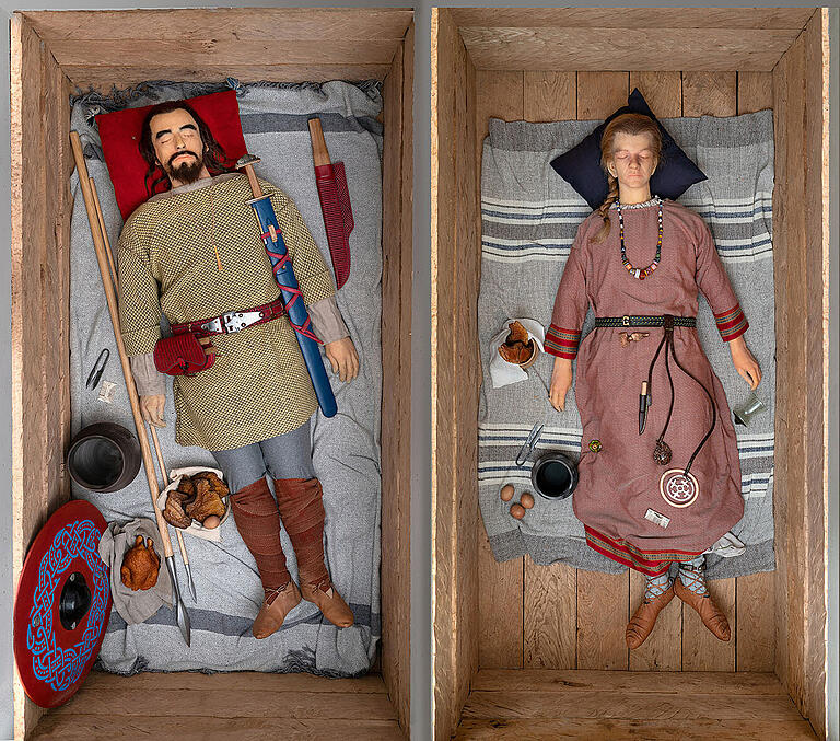 Inszeniertes merowingisches Doppelgrab einer Frau und eines Mannes in der Ausstellung (Leihgabe: Diözese Würzburg) Inszeniertes merowingisches Doppelgrab einer Frau und eines Mannes in der Ausstellung (Leihgabe: Diözese Würzburg)