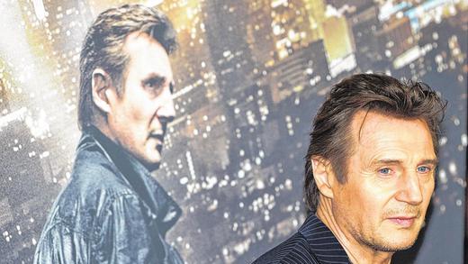 Der doppelte Neeson: Hauptdarsteller Liam Neeson vor einem Werbeplakat für den dritten Teil der „96 Hours“-Reihe. Der doppelte Neeson: Hauptdarsteller Liam Neeson vor einem Werbeplakat für den dritten Teil der „96 Hours“-Reihe.