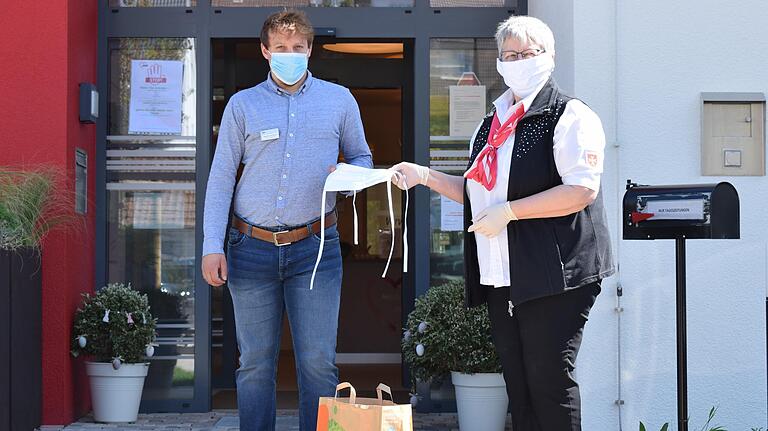 Hanne Margraf (rechts) vom Abersfelder Malteser Ortsverband übergibt Alltagsmasken für das AWO-Seniorenzentrum in Schonungen an dessen Leiter Sebastian Neubauer. Hanne Margraf (rechts) vom Abersfelder Malteser Ortsverband übergibt Alltagsmasken für das AWO-Seniorenzentrum in Schonungen an dessen Leiter Sebastian Neubauer.