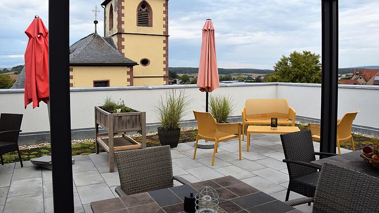 Die seit einem Jahr bestehende Tagespflege Steinfeld - hier ein Blick von der Terrasse auf die Kirche Mariä Himmelfahrt - ist mit 17 bis 19 Gästen pro Tag ausgelastet. Die seit einem Jahr bestehende Tagespflege Steinfeld - hier ein Blick von der Terrasse auf die Kirche Mariä Himmelfahrt - ist mit 17 bis 19 Gästen pro Tag ausgelastet.