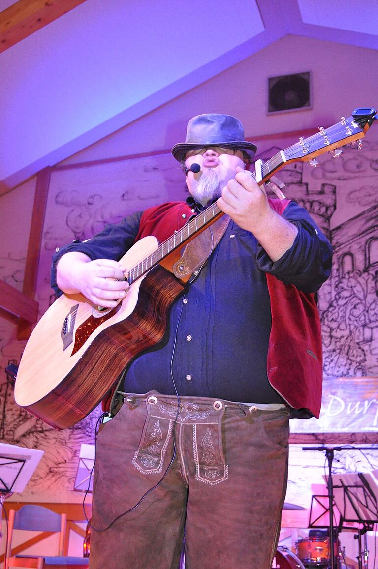 Kosi alias Kosmas Fischer machte zum Schluss einen auf Udo Lindenberg. Kosi alias Kosmas Fischer machte zum Schluss einen auf Udo Lindenberg.