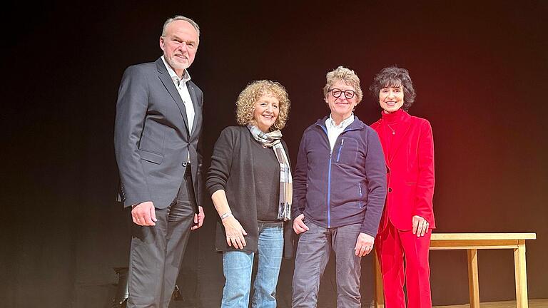 Auf der Bühne in Heiligkreuz (von links): Oberpflegamtsdirektor der Stiftung Juliusspital Walter Herberth, Managerin und Mit-Organisatorin der Benefizveranstaltung Ursula Vollmond, Frank-Markus Barwasser und Hospizleiterin Sibylla Baumann.