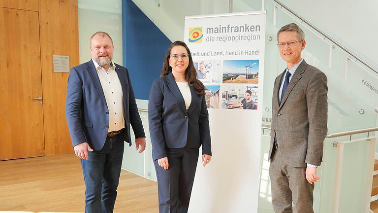 Bettina Gardenne (Mitte) ist seit 2024 die neue Geschäftsführerin der Region Mainfranken GmbH. Der aktuelle Vorsitzende, Würzburgs Landrat Thomas Eberth, und dessen Stellvertreter, Schweinfurts Oberbürgermeister Sebastian Remelé (rechts) freuen sich auf die gemeinsamen Aufgaben.