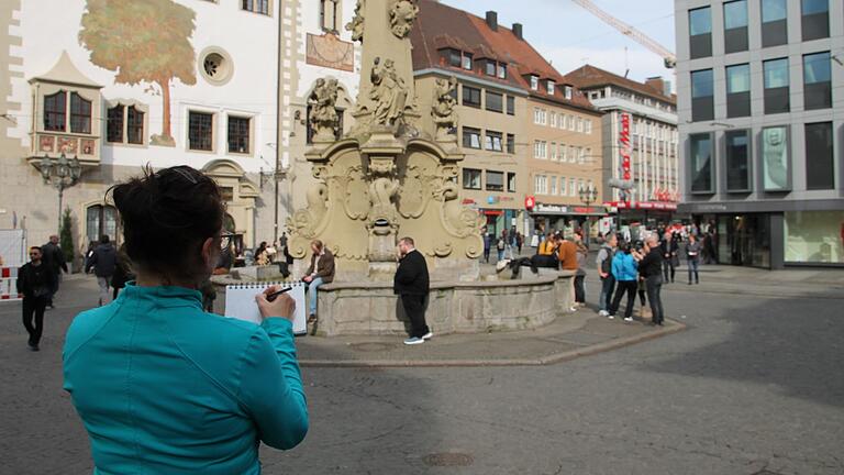 Illustratorin Brigitte Kuka beim Skizzieren.