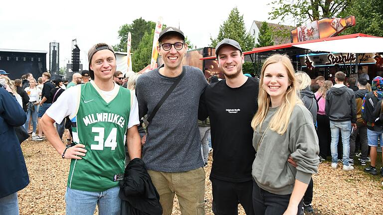 Andreas, Daniel, Simon und Linda aus Großlangheim sehen Sido zum zweiten Mal. Die Location am Mainufer finden sie schön und freuen sich auf einen entspannten Abend. Andreas, Daniel, Simon und Linda aus Großlangheim sehen Sido zum zweiten Mal. Die Location am Mainufer finden sie schön und freuen sich auf einen entspannten Abend.