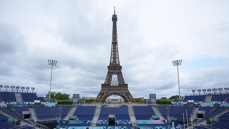 Vor den Olympischen Spielen in Paris       -  Die Beach-Volleyball-Wettbewerbe bei Olympia werden vor dem Eiffelturm ausgetragen.