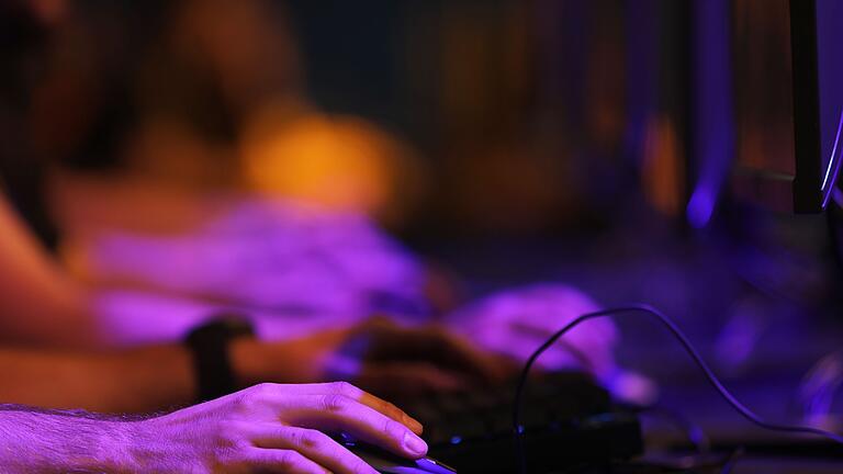Computerspieler - Messebesucher testen auf der Gamescom ein Computerspiel. Computerspieler - Messebesucher testen auf der Gamescom ein Computerspiel.