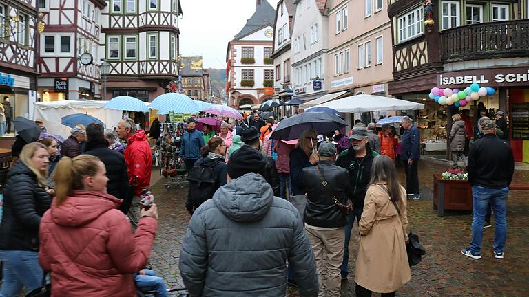 Trotz des regnerischen Wetters war das 49. Rambourfest der Werbegemeinschaft in der Lohrer Innenstadt erstaunlich gut besucht. Auf viele Besucherinnen und Besucher hoffen die Veranstalter auch in diesem Jahr.