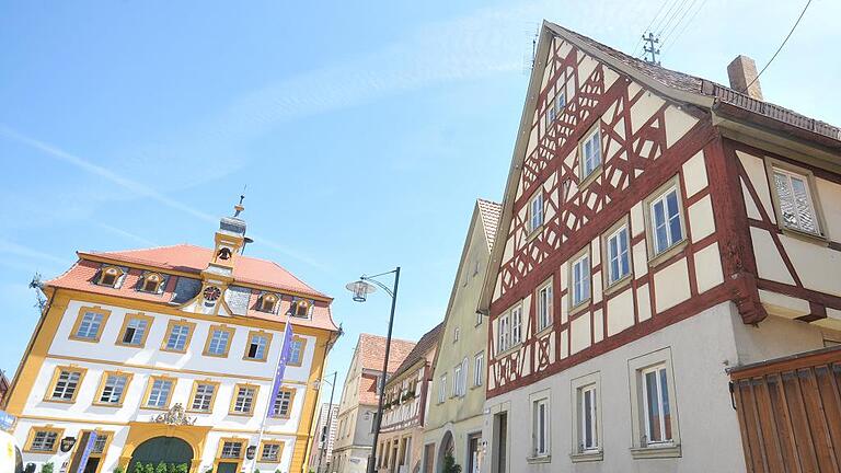 Die Stadt als Bauträger: Nicht immer lohnt sich, wie beim Anwesen am Marktplatz 7 (rechts) die Sanierung historischer Gebäude. Für solche Fälle will die Stadt Röttingen nun eine eigene Stadtbau GmbH gründen. Die Stadt als Bauträger: Nicht immer lohnt sich, wie beim Anwesen am Marktplatz 7 (rechts) die Sanierung historischer Gebäude. Für solche Fälle will die Stadt Röttingen nun eine eigene Stadtbau GmbH gründen.