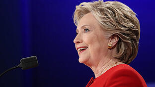 Clinton über Trump: „Ein Mann, der von einem Tweet provoziert wird, sollte nicht in der Nähe der nuklearen Codes sein.” Clinton über Trump: „Ein Mann, der von einem Tweet provoziert wird, sollte nicht in der Nähe der nuklearen Codes sein.”