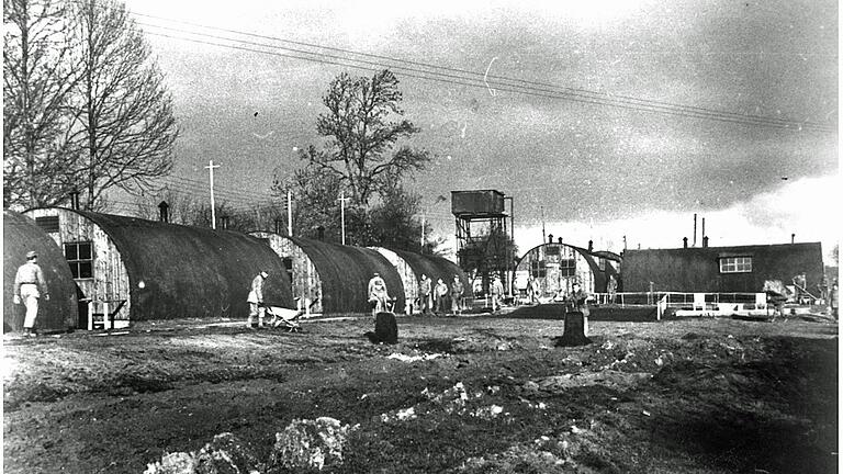 Das Außenlager in Eardisley: In einer dieser Baracken hat Wolfgang Schindler knapp zwei Jahre gelebt. Das Foto zeigt die Wellblech-Hütten im Jahr 1944, bevor die Kriegsgefangenen hier untergebracht wurden. Damals betrieb die US-Army hier ein Nachschub-Lager.