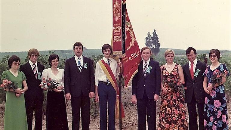 Elf junge Männer und Frauen gründeten am 2. Juni 1968 den Weingenießerclub Nordheim. Im Bild von links: Rita Höhn, Ernst Borst, Agatha Höhn (heute Kaltenbach), Karl Heinz Zang, Fahnenträger Walter Braun, Gustav Förster, Rita Borst (Eichelmann), Kurt Eichelmann und Helene Östreicher (Borst). Außerdem waren Herbert Zang, Alfons Sauer und Doris Östreicher bei den Gründern. Elf junge Männer und Frauen gründeten am 2. Juni 1968 den Weingenießerclub Nordheim. Im Bild von links: Rita Höhn, Ernst Borst, Agatha Höhn (heute Kaltenbach), Karl Heinz Zang, Fahnenträger Walter Braun, Gustav Förster, Rita Borst (Eichelmann), Kurt Eichelmann und Helene Östreicher (Borst). Außerdem waren Herbert Zang, Alfons Sauer und Doris Östreicher bei den Gründern.