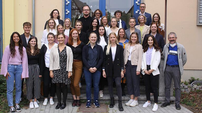 Die neuen 22 neuen Lehramtsanwärterinnen und -anwärter für die Grund- und Mittelschulen stellten sich zusammen mit Christoph Vogel, Karin Auth und Josef Grodel zum Gruppenfoto auf. Die neuen 22 neuen Lehramtsanwärterinnen und -anwärter für die Grund- und Mittelschulen stellten sich zusammen mit Christoph Vogel, Karin Auth und Josef Grodel zum Gruppenfoto auf.