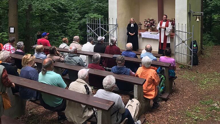 Der Ökumenische Gottesdienst an der Kapelle auf dem Sodenberg im Jahr 2022 mit Pfarrerin Marina Rauh und Pfarrer Johannes Werst.