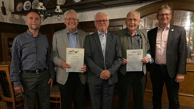 Sascha Manger (von links, stellvertretender Ortsvorsitzender), Roland Reß (Ehrung für über 40 Jahre Mitgliedschaft), Jürgen Martin (Ortsvorsitzender), Konrad Tripp (Ehrung für 40 Jahre Mitgliedschaft) und Bürgermeister Thomas Helbling (stellvertretender Ortsvorsitzender) bei der Versammlung.