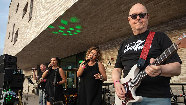 Die Funk- und Soul-Band 'Soul7even' trat am Freitag beim Bier- und Weindorf auf dem Vorplatz der Stadthalle auf.