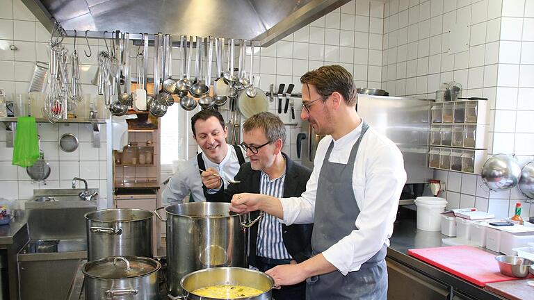 Restaurantleiter Thomas Hüttl, Inhaber Hermann Laudensack und Küchenchef Frederik Desch (von links)   kosten die Saucen. Foto: Ralf Ruppert       -  Restaurantleiter Thomas Hüttl, Inhaber Hermann Laudensack und Küchenchef Frederik Desch (von links)   kosten die Saucen. Foto: Ralf Ruppert