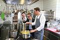 Restaurantleiter Thomas Hüttl, Inhaber Hermann Laudensack und Küchenchef Frederik Desch (von links)   kosten die Saucen. Foto: Ralf Ruppert       -  Restaurantleiter Thomas Hüttl, Inhaber Hermann Laudensack und Küchenchef Frederik Desch (von links)   kosten die Saucen. Foto: Ralf Ruppert