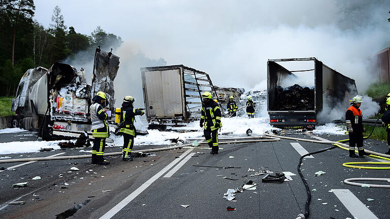 Auf der A3 bei Kist bot sich am Donnerstag ein Bild des Chaos.