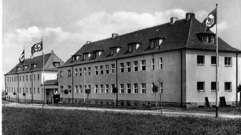 Die Gebäude des Reichsarbeitsdienstes in Gerolzhofen an der heutigen Pestalozzistraße. Der linke Gebäudekomplex nördlich des Zugangstors steht heute noch.&nbsp;