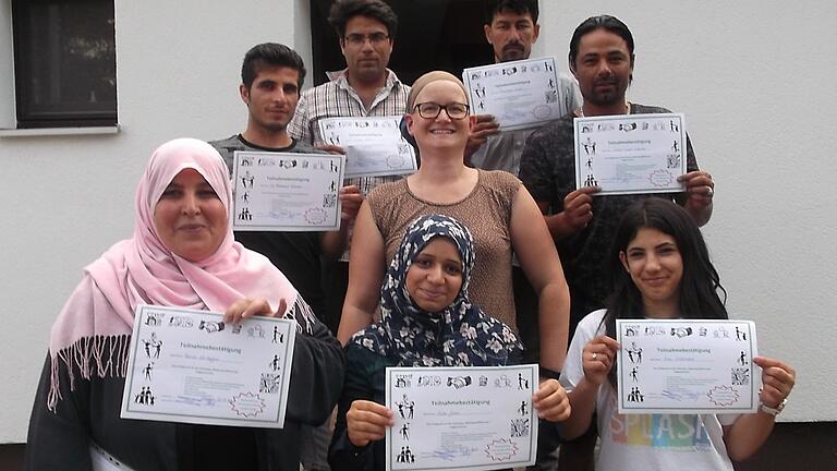 Die erste Integrationslotsin des Landkreises war Marion Stief. Auf dem Foto von 2018 steht sie inmitten der Teilnehmer der ersten Mieterqualifizierung.