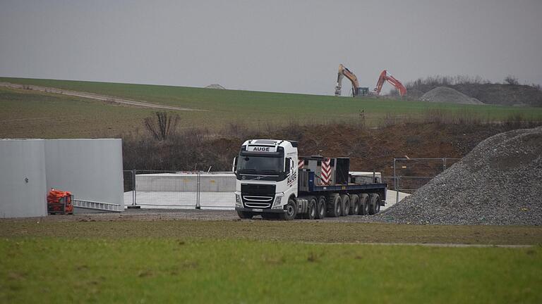 Mit Hochdruck wird derzeit am Windpark Wargolshausen/Wülfershausen gearbeitet.