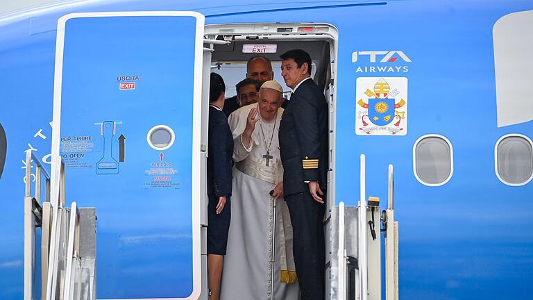 Papst Franziskus.jpeg - Papst Franziskus hat seine dreitägige Ungarn-Reise beendet und fliegt zurück nach Rom. Papst Franziskus.jpeg - Papst Franziskus hat seine dreitägige Ungarn-Reise beendet und fliegt zurück nach Rom.