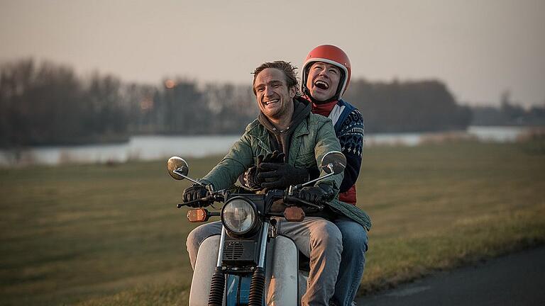 Es geht um Bruderliebe: Die Burg-Lichtspiele Mühlbach zeigen in der Kino-Auslese der vhs Karlstadt am Sonntag, 14., 11.15 Uhr und Mittwoch, 17. Januar, 20 Uhr den Streifen „Simpel“. Es geht um Bruderliebe: Die Burg-Lichtspiele Mühlbach zeigen in der Kino-Auslese der vhs Karlstadt am Sonntag, 14., 11.15 Uhr und Mittwoch, 17. Januar, 20 Uhr den Streifen „Simpel“.