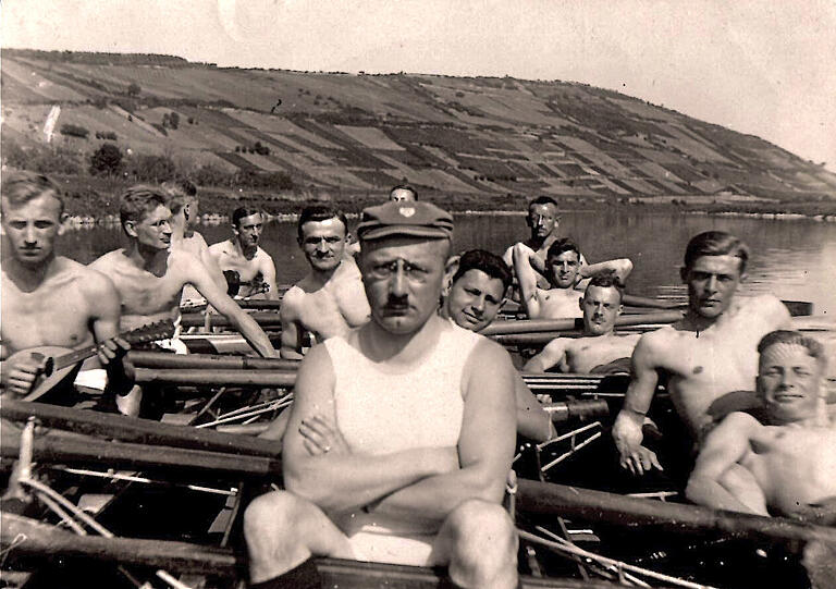 Integration: Ernst Ruschkewitz (rechts über der Schulter des Trainers) in den 1920er Jahren mit Aktiven der Würzburger Rudergesellschaft. Integration: Ernst Ruschkewitz (rechts über der Schulter des Trainers) in den 1920er Jahren mit Aktiven der Würzburger Rudergesellschaft. 