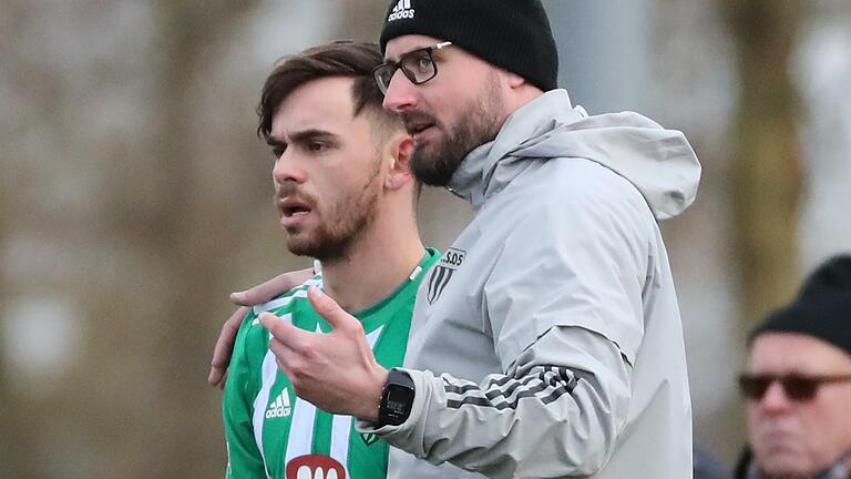 Bereit für Schweinfurt: FC-05-Neuzugang Severo Sturm vor seinem Testspiel-Einsatz im Gespräch mit Co-Trainer Jan Gernlein. Bereit für Schweinfurt: FC-05-Neuzugang Severo Sturm vor seinem Testspiel-Einsatz im Gespräch mit Co-Trainer Jan Gernlein.