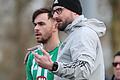 Bereit für Schweinfurt: FC-05-Neuzugang Severo Sturm vor seinem Testspiel-Einsatz im Gespräch mit Co-Trainer Jan Gernlein.