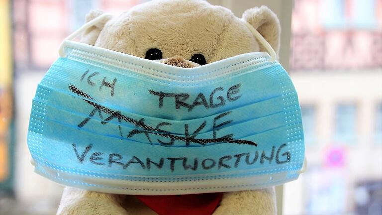 Ein bäriges Statement: Auch, wenn die Maskenpflicht jetzt gefallen ist, wollen zahlreiche Menschen sich und andere weiterhin vor dem Coronavirus schützen. Ein bäriges Statement: Auch, wenn die Maskenpflicht jetzt gefallen ist, wollen zahlreiche Menschen sich und andere weiterhin vor dem Coronavirus schützen.