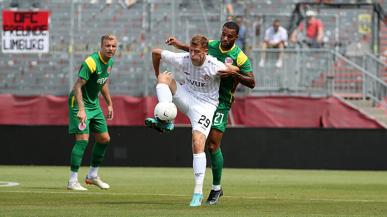 Angreifer Franz Helmer (vorne gegen Offenbachs Jayson Breitenbach) erzielte in zwei Vorbereitungsspielen für die Würzburger Kickers fünf Treffer. Angreifer Franz Helmer (vorne gegen Offenbachs Jayson Breitenbach) erzielte in zwei Vorbereitungsspielen für die Würzburger Kickers fünf Treffer.