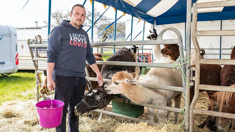 Atmet auf: Robin Frank vom Circus Henry, hier mit seinen Tieren in Königshofen. Nach einer Einigung mit der Stadt können die Aufführungen des Zirkus wie geplant stattfinden.