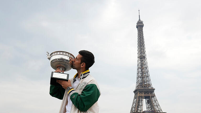 French Open.jpeg       -  Vor dem Eiffelturm küsst Novak Djokovic den Pokal für seinen Sieg bei den French Open.